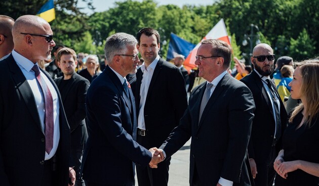 Нынешний министр обороны Германии Борис Писториус (справа на фото) давит руку действующему в то время послу Украины в Германии Андрею Мельнику