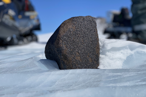 В Антарктике нашли один из самых больших метеоритов за последние 100 лет