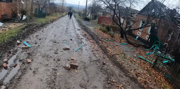 Люди в Бахмуте часто живут в подвалах, иногда в этих непростых условиях приходится лечить ранения, полученные во время непрекращающихся обстрелов в городе.