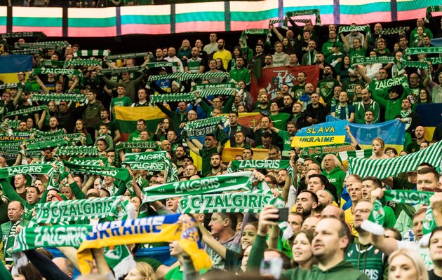 Фанати "Жальгіріса" прийшли на матч із прапорами України