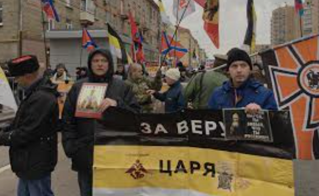 Американці вважають причетними до розсилки листів з вибухівкою представників руху білого супремасизму, що визнає вищість білої раси. Деталізують, що виконавці могли знайтись в середовищі російського імперського руху, де такі ідеї також досить поширені.
