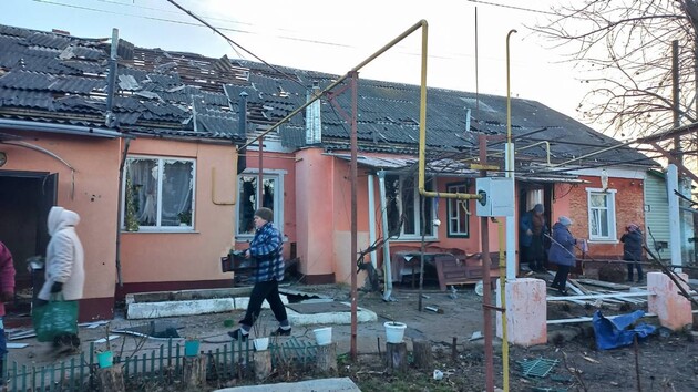 Оккупанты обстреляли железную дорогу и нанесли удар по дому многодетной семьи в Сумской области: есть погибшие