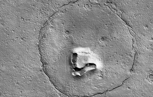Космический медведь: на Марсе нашли кратер необычной формы