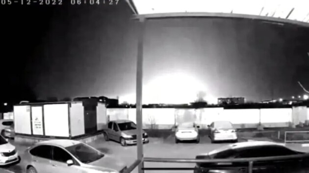 Одними з найбільш резонансних атак на військові об'єкти в РФ останнім часом були удари по авіабазі в Енгельсі. Командування Повітряних сил ЗСУ заявляє, що вибухи в Енгельсі є наслідком російської агресії проти України. Але свою причетність прямо не підт