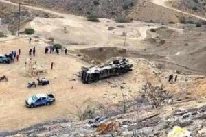 В Перу автобус сорвался со скалы, погибли более 20 человек