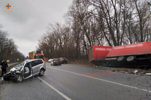 В Хмельницкой области грузовик столкнулся с легковушкой. Есть погибшие и раненые