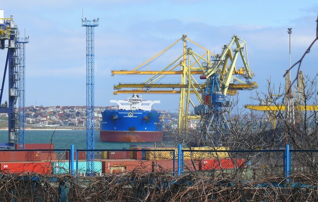 В Днепр вытекли нефтепродукты из обстрелянного россиянами судна в Херсонском порту