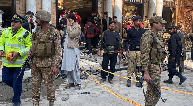 Террорист-смертник атаковал полицию в пакистанской мечети: десятки человек погибли