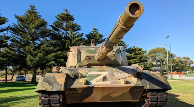 Танк Leopard в австралійському парку розмалювали літерами 