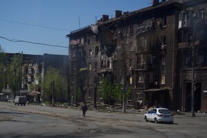 В Мариуполе россияне демонтируют и вывозят руины домов вместе с человеческими остатками — мэр