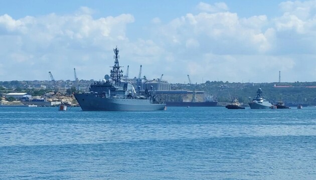 В Черном и Азовском морях находятся два корабля РФ