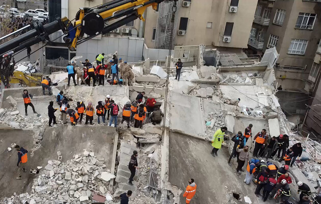 Кількість загиблих внаслідок землетрусів у Туреччині й Сирії сягнула майже 2300 осіб