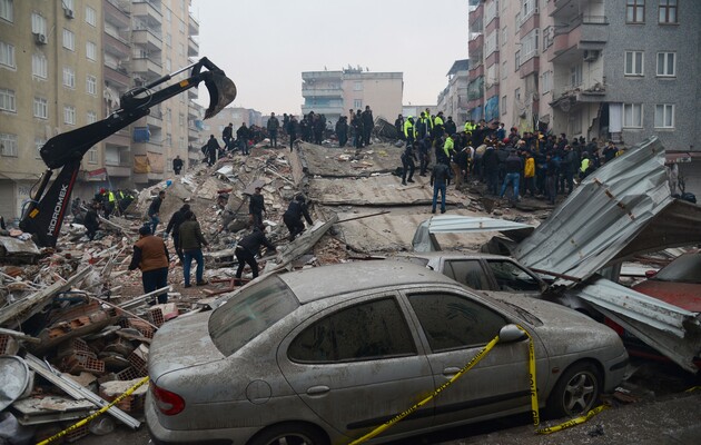 Землетрясения в Турции: число погибших выросло еще более чем на тысячу