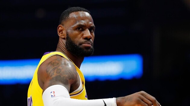 Леброн играет за "Лейкерс"