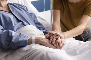 Помощь по уходу за больным родственником: кто может ее получить