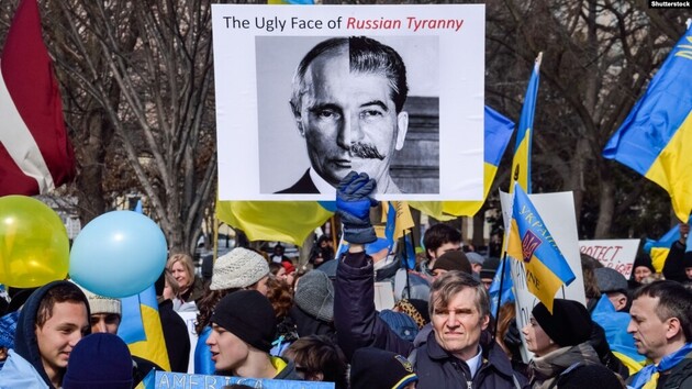 How have Stalin and Putin come to the genocide of Ukrainians? 