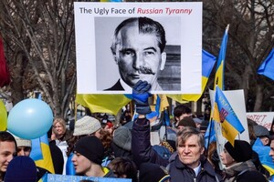 How have Stalin and Putin come to the genocide of Ukrainians? 