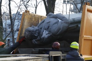 У Києві завершили демонтаж пам’ятника Ватутіну, тепер плануватимуть його перепоховання