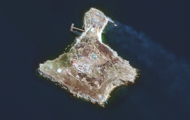 Окупанти скинули чотири авіабомби на острів Зміїний