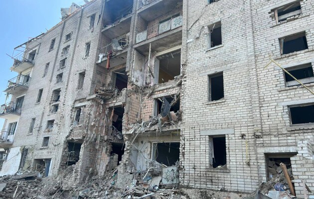 Войска РФ утром обстреляли громаду в Николаевской области: произошли пожары, повреждены дома и админздания
