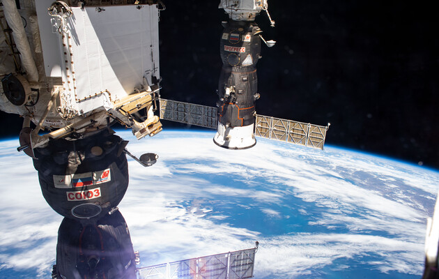 «Роскосмос» показал отверстие в «Союзе» на МКС
