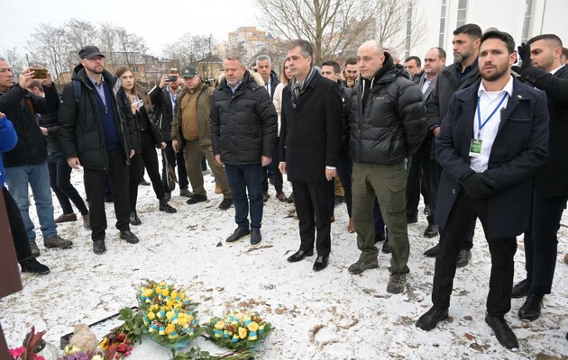 Елі Коен під час візиту до Бучі