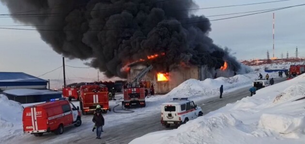 У Росії знову горить склад. Тепер із вантажівками загальною вартістю до 20 млн рублів