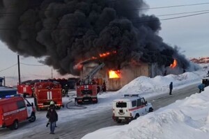 В России снова горит склад. Теперь с грузовиками общей стоимостью до 20 млн рублей