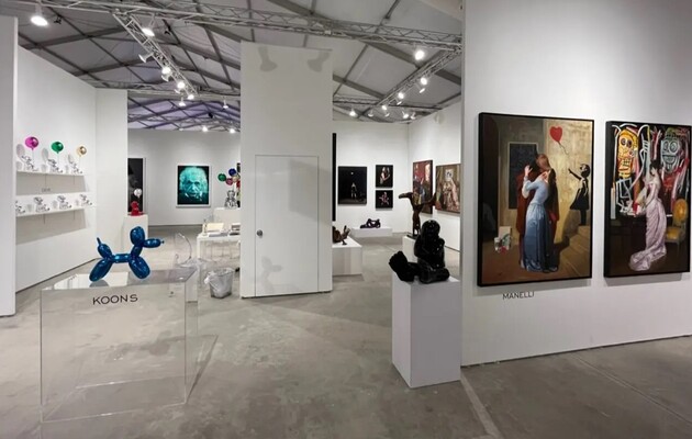 Стеклянная скульптура собаки к краху