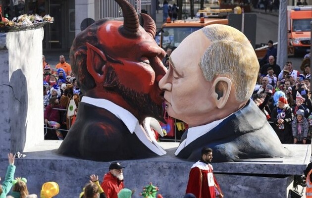 Путін – вампір, який купається у крові: війна в Україні стала центральною темою карнавалу в Німеччині