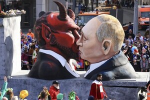 Путін – вампір, який купається у крові: війна в Україні стала центральною темою карнавалу в Німеччині