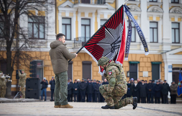 Зеленский на Софийской площади вручил боевые знамена и звезды Героя Украины