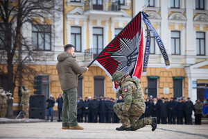 Зеленский на Софийской площади вручил боевые знамена и звезды Героя Украины