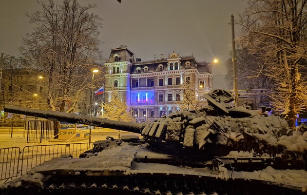 У посольства РФ в Риге поставили российский подбитый танк