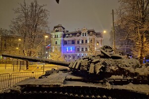 У посольства РФ в Риге поставили российский подбитый танк
