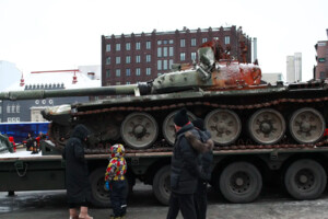 Подбитый в Украине российский танк выставили в центре Таллинна