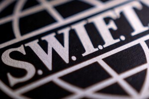 Евросоюз отключил от SWIFT «Альфа-Банк», «Тинькофф» и Росбанк