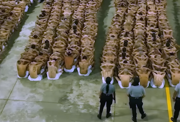 В'язниця на 40 тисяч засуджених: кадри з найбільшої в Америці новоствореної тюрми (відео)