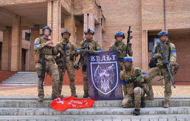 Українські бійці у звільненій Балаклії. Місто стало одним із символів потужного контрнаступу під Харковом