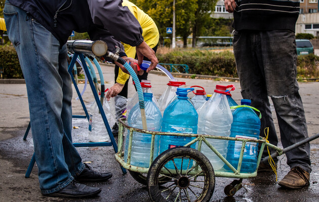 Звідки жителі Миколаєва беруть питну воду, якої досі немає в кранах: пояснення ОВА