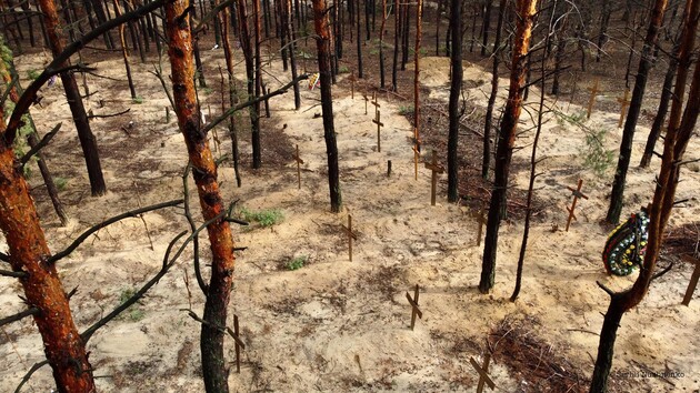 Не деокупованих територіях знаходять масові поховання