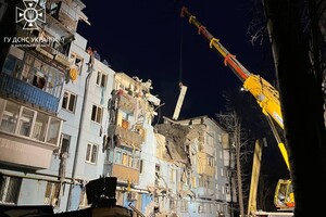 Число жертв ракетного удара по жилому дому в Запорожье снова возросло