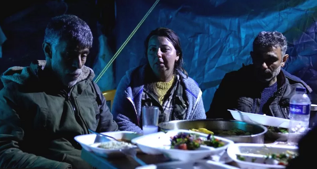 Люди намагаються облаштувати сякий-такий побут на вулицях і в палатках біля своїх зруйнованих домівок. Півтора мільйони людей втратили помешкання.