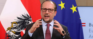 Глава МИД Австрии продемонстрировал сбивчивую логику, оправдывая работу Райффайзенбанка в России