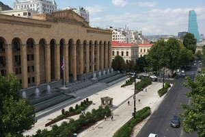 Через пошкодження будівлі грузинського парламенту, пленарні засідання скасовано 