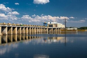 Войска РФ повредили дамбу Каховской ГЭС: водохранилище обмелело