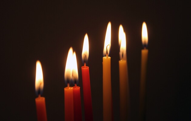 В праздник необходимо поставить свечку за упокой