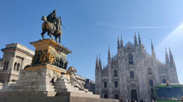 Статую італійського короля в Мілані облили фарбою, щоб привернути увагу до проблем клімату