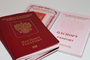 У Росії співробітників держкомпаній зобов'язують здавати закордонні паспорти до ФСБ – розслідування