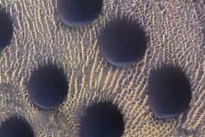 NASA показало знімки загадкових кіл на Марсі